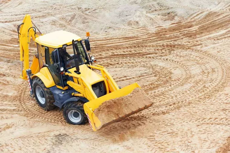 Comment aplanir un terrain avant construction ?, Viens, Martinez Construction